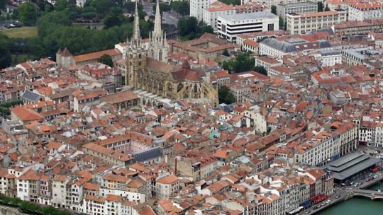 Pourquoi choisir Bayonne pour camper ?